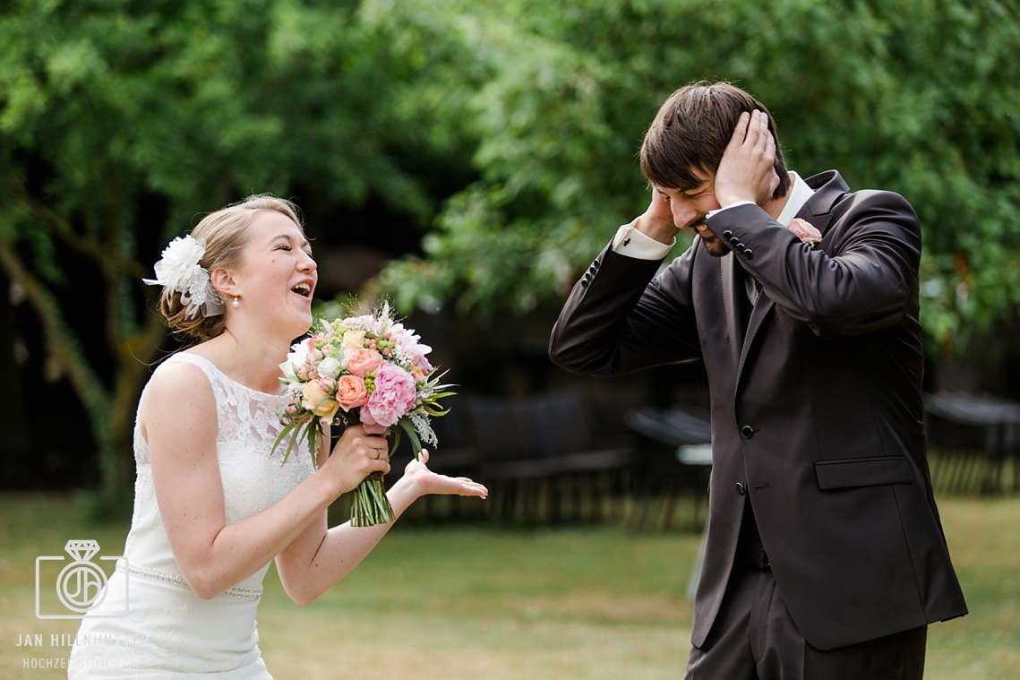 Ausgefallenes-Hochzeitsfoto-Braut-singt-lustig