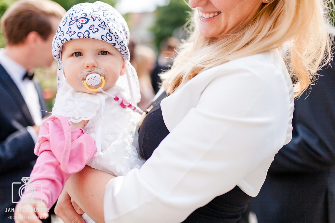 Hochzeit-Baby-neugierig