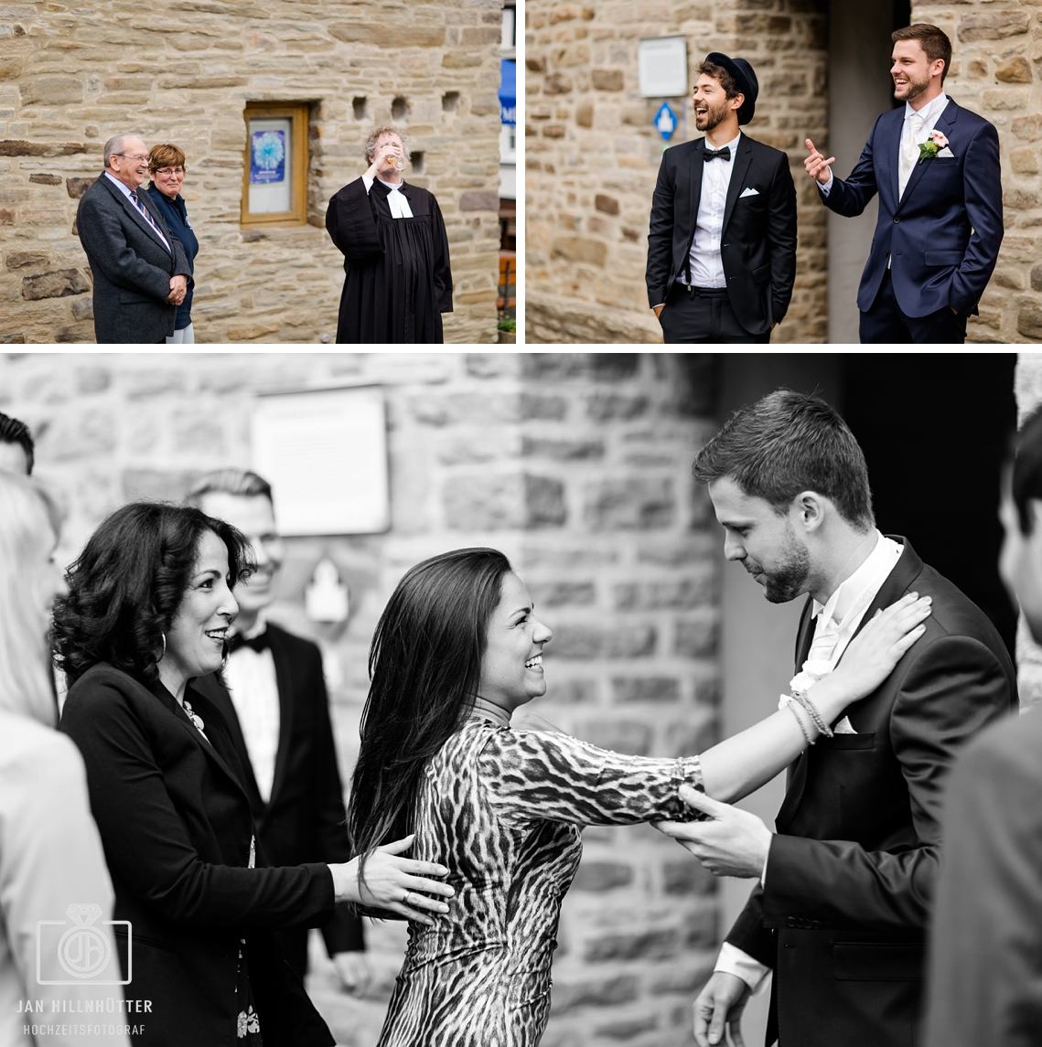 Pfarrer trinkt vor Hochzeits-Gottesdienst noch schnell ein Bier, während der Bräutigam die Gäste begrüßt.