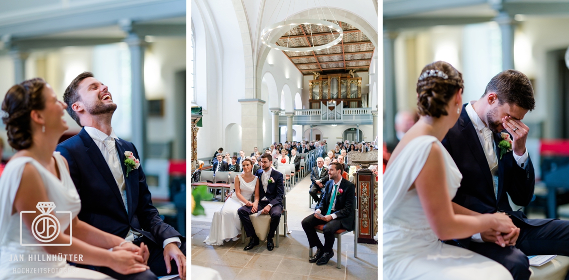 Hochzeitspaar-lustig-evangelische-Kirche-Wetter