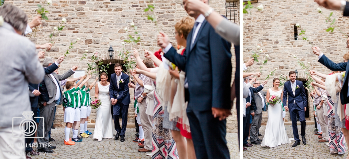 Spalier-Hochzeitspaar-Dorfkirche-Wetter