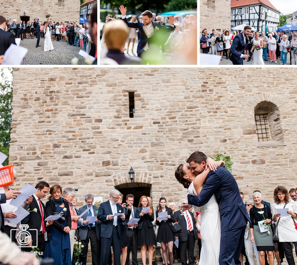 Tanzendes-Hochzeitspaar-Dorfkirche-Wetter