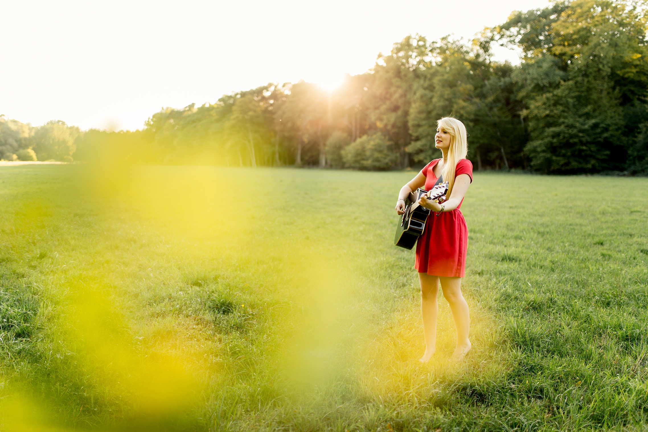 Naturportrait-Saengerin-Gitarre-goldene-Stunde