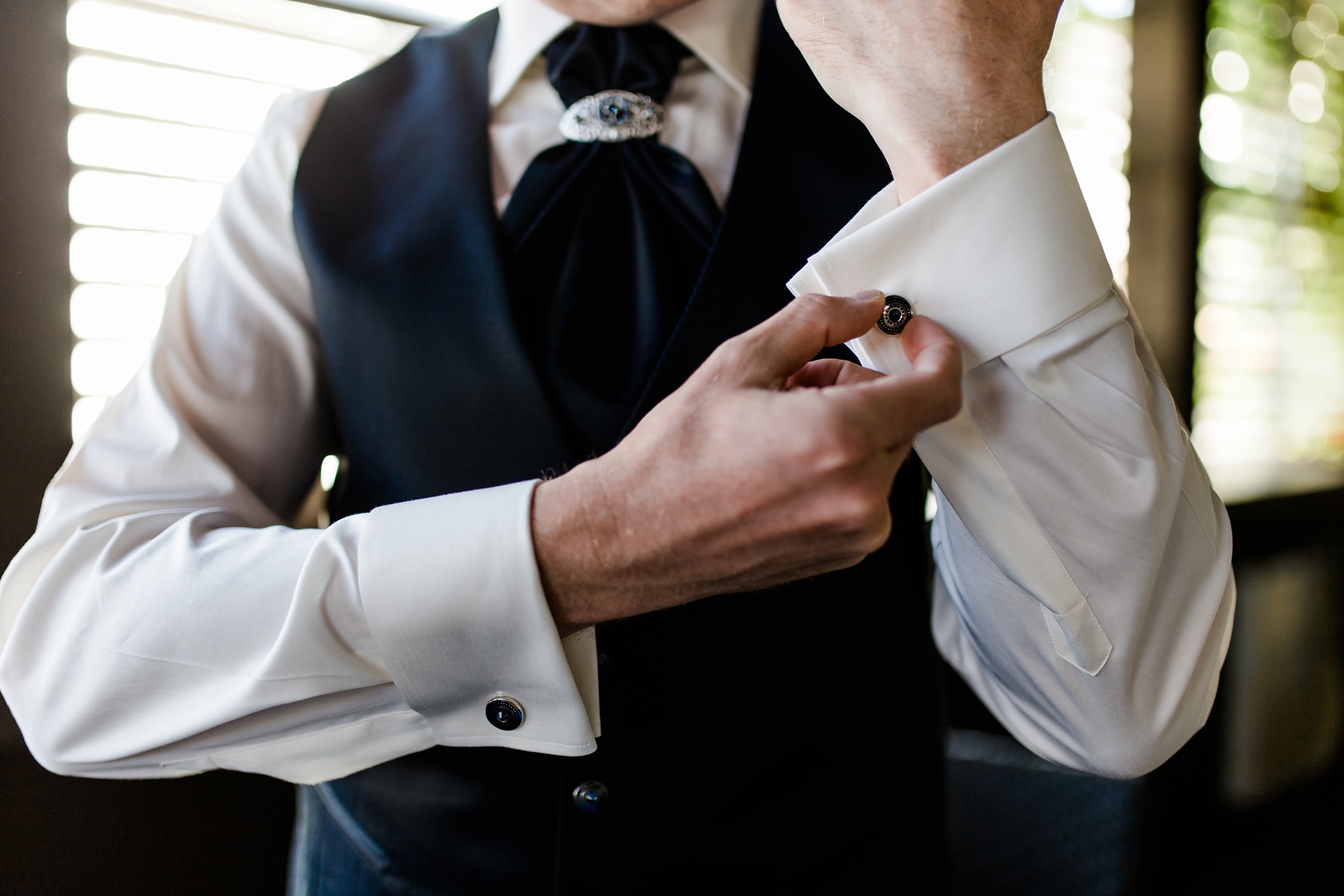 Hochzeitsfotograf-Zuerich-Braeutigam-Getting-Ready-Manschettenknoepfe-Giardino-Verde-Uitikon