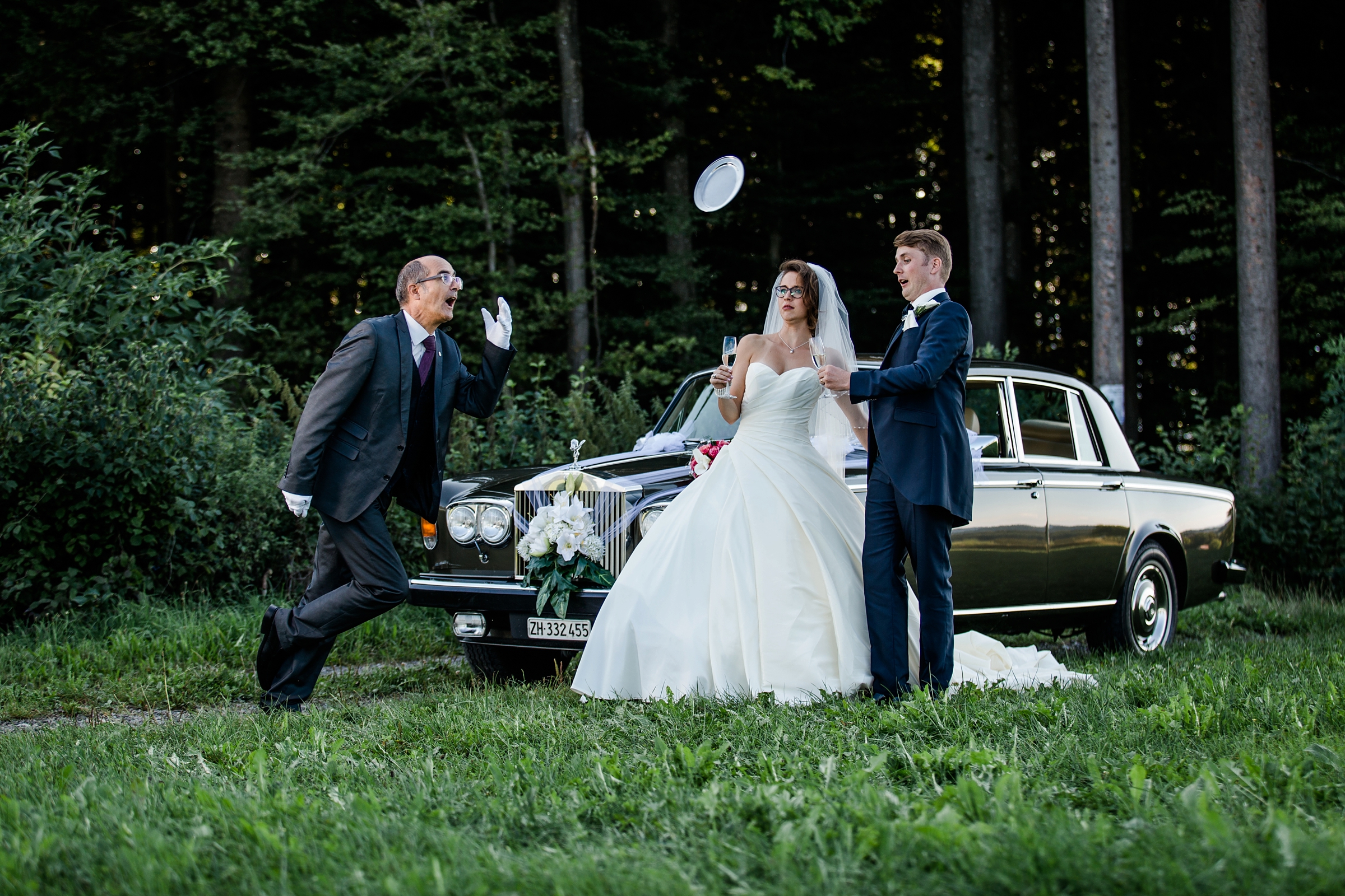 Hochzeitsfotograf Schweiz lustig Brautpaar Dinner-for-one Rolls-Royce-James Butler