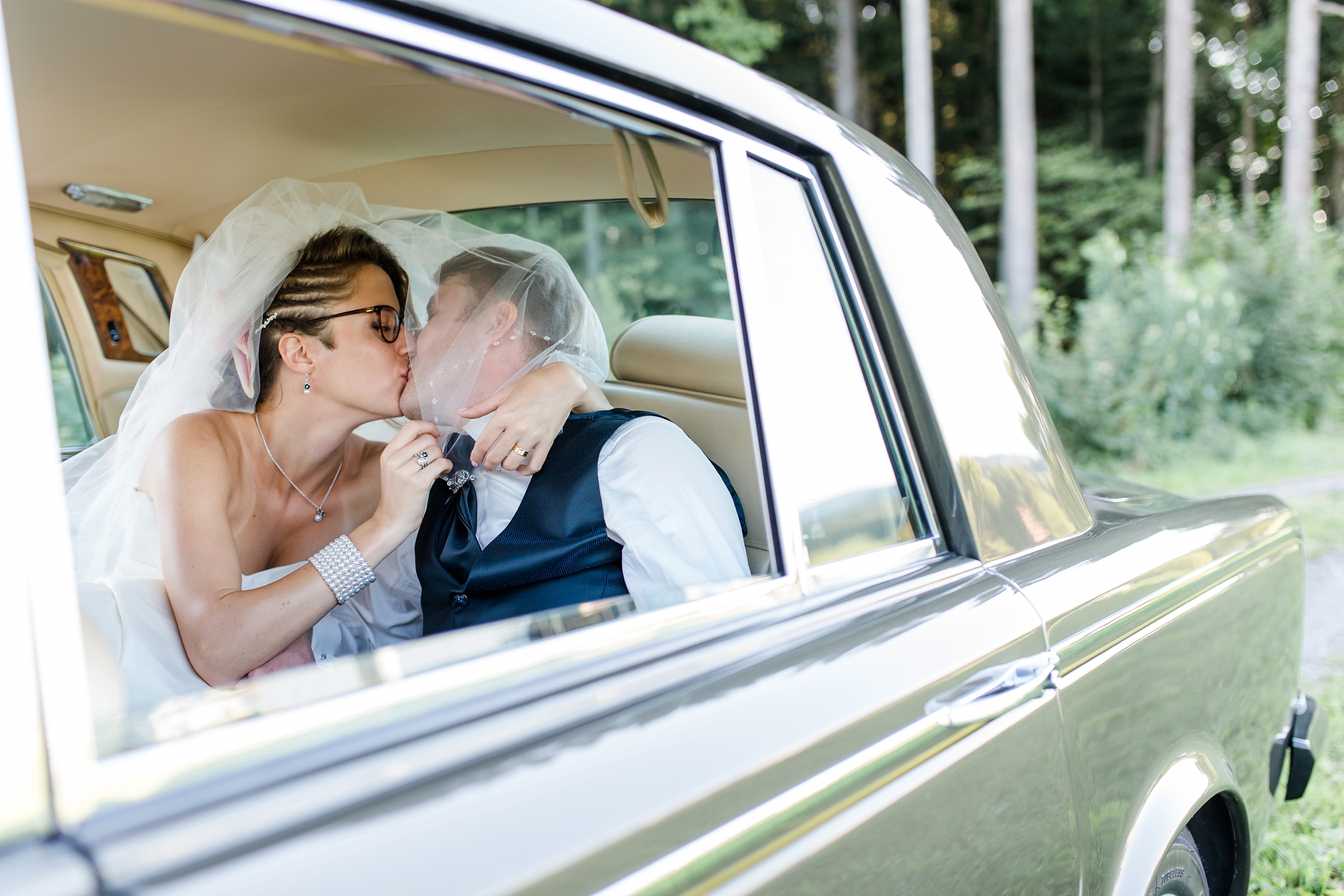 Hochzeitsfotograf-Zuerich-Brautpaar-Rolls-Royce-Kuss