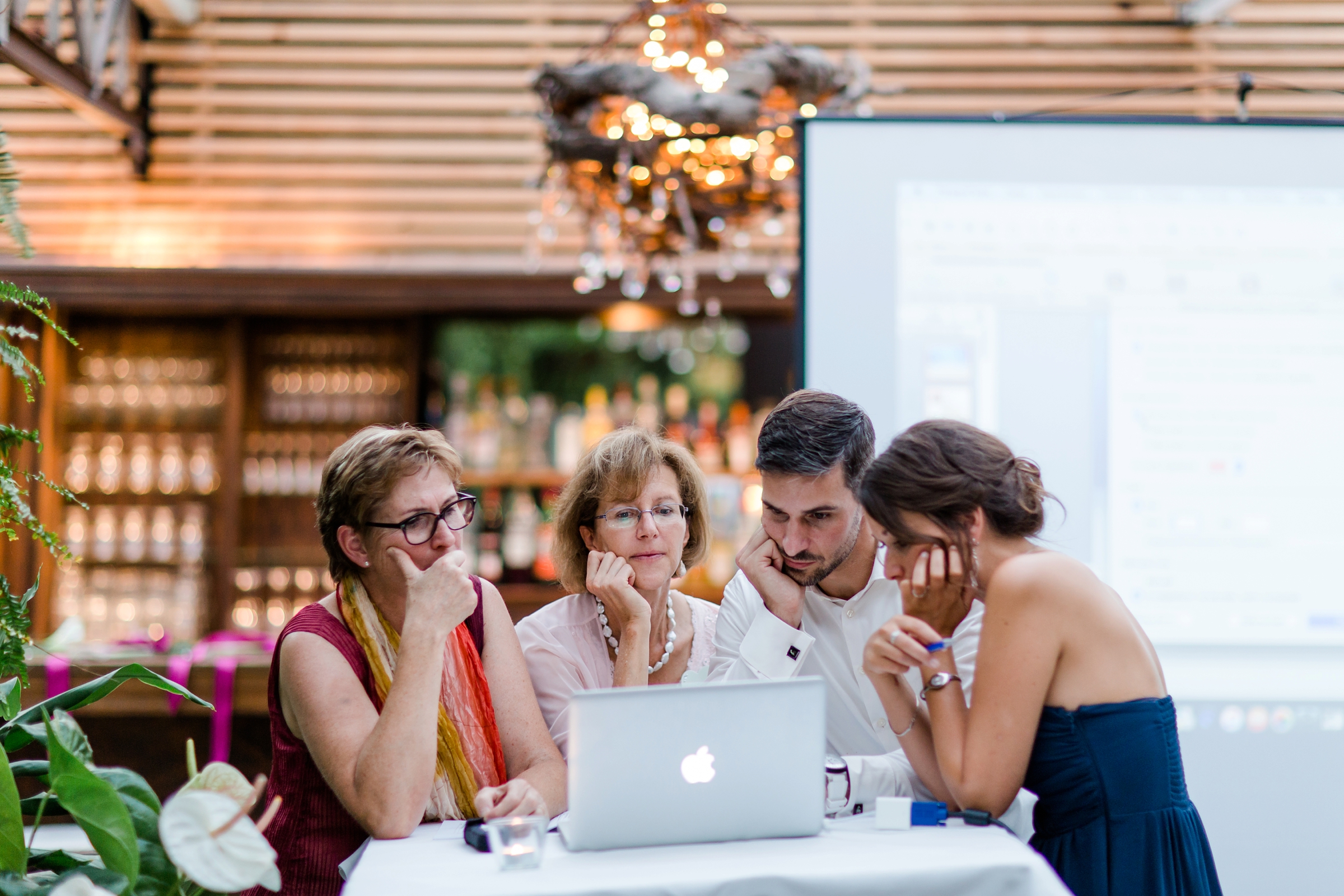 Hochzeitsfotograf-Zuerich-Giardino-Verde-Uitikon-Gaeste-Familie-besprechen-Programmpunkte