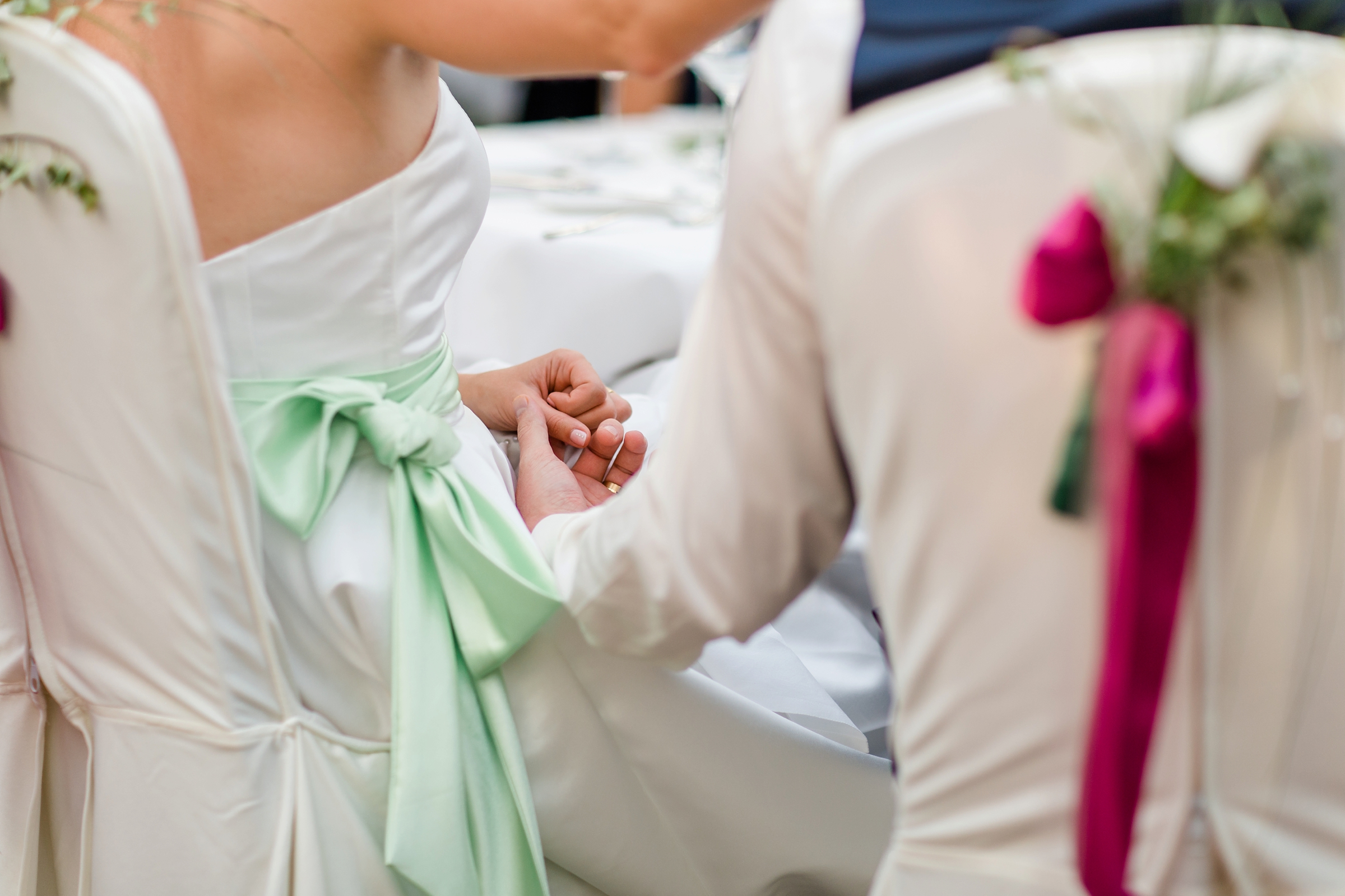 Hochzeitsfotograf-Zuerich-romantisches-Brautpaar-Haendchenhalten