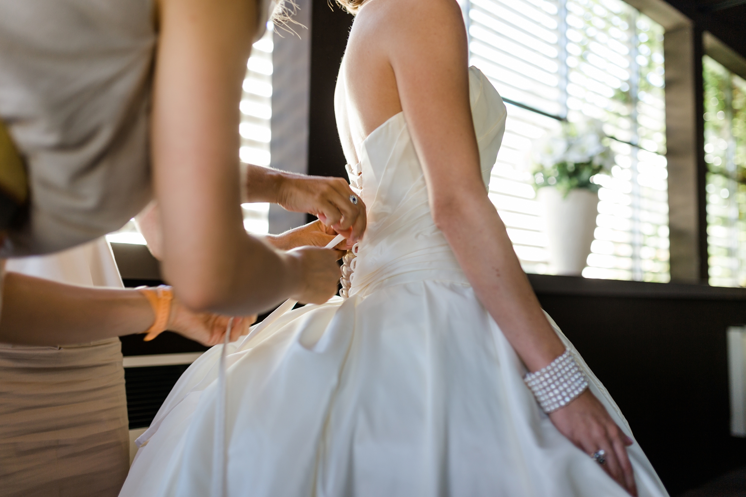 Hochzeitsreportage-Zuerich-Braut-Getting-Ready-Brautkleid-schnueren-Giardino-Verde-Uitikon