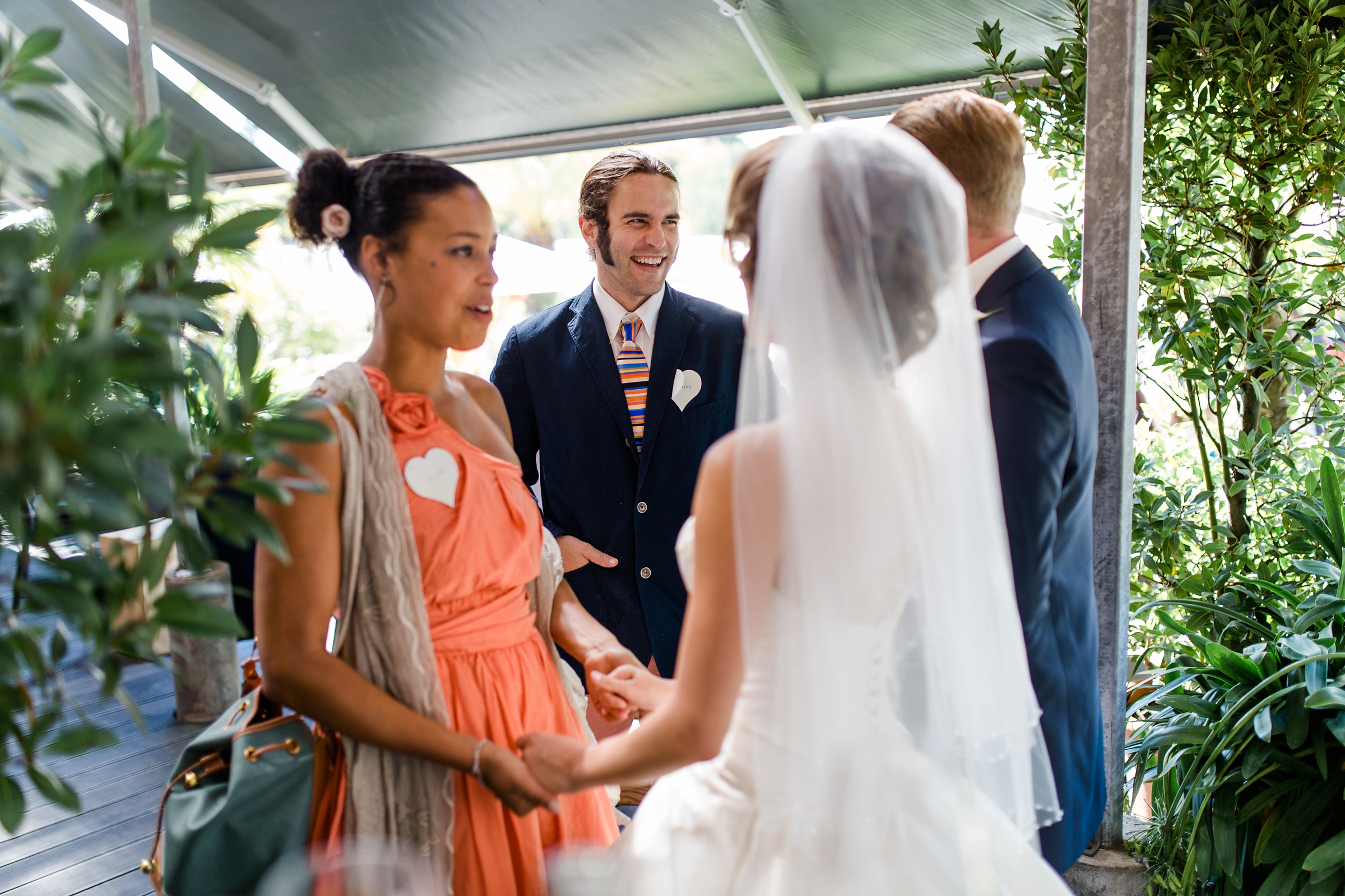 Hochzeitsreportage-Zuerich-Gaeste-gratulieren-Brautpaar-Giardino-Verde-Uitikon