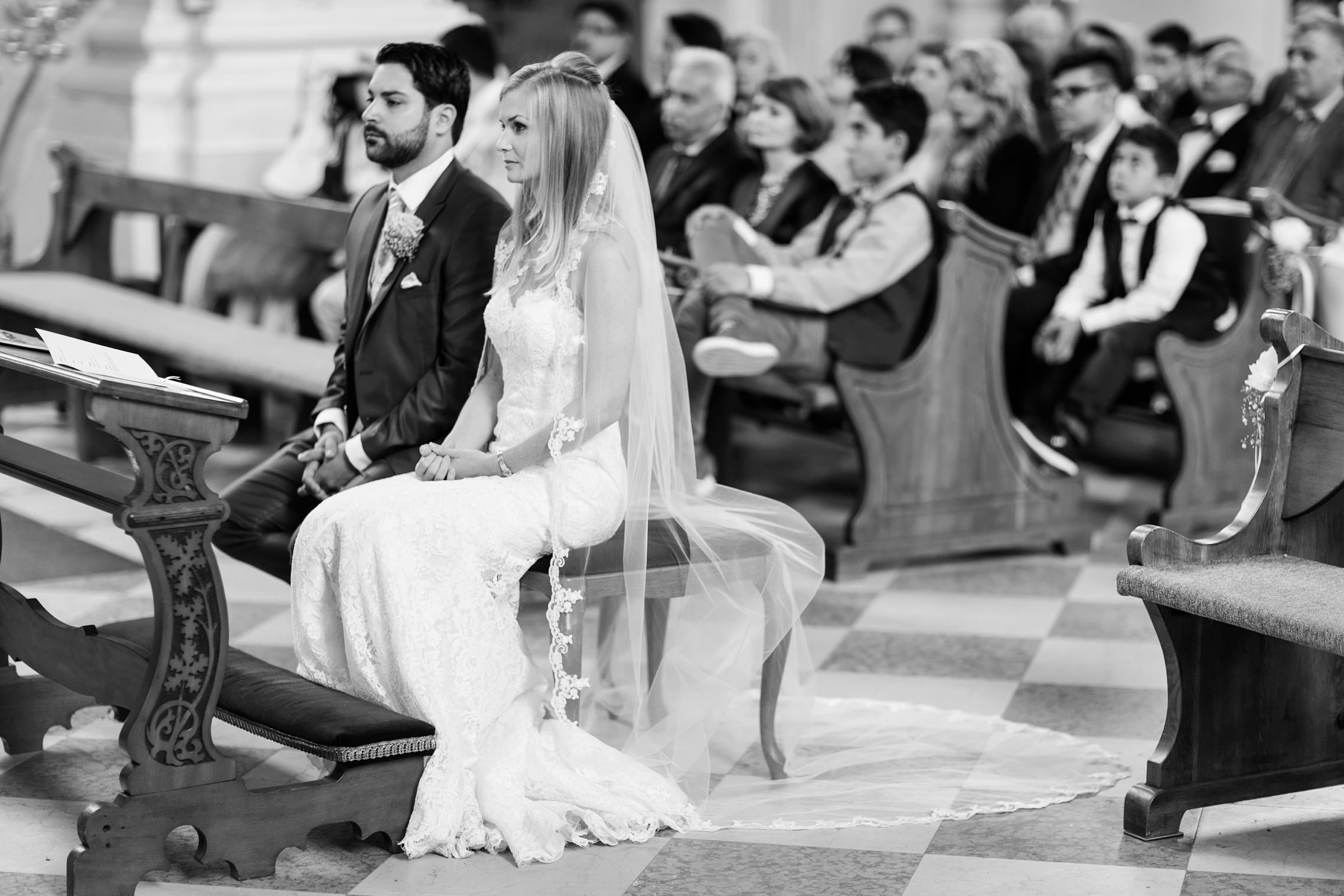 Hochzeitspaar-schwarz-weiss-in-der-Sankt-Peter-Kirche-in-Mainz