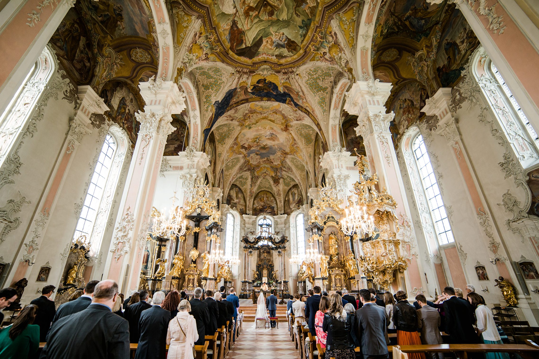 Panorama-Ansicht-von-innen-der-Sankt-Peter-Kirche-in-Mainz-bei-einer-Hochzeit