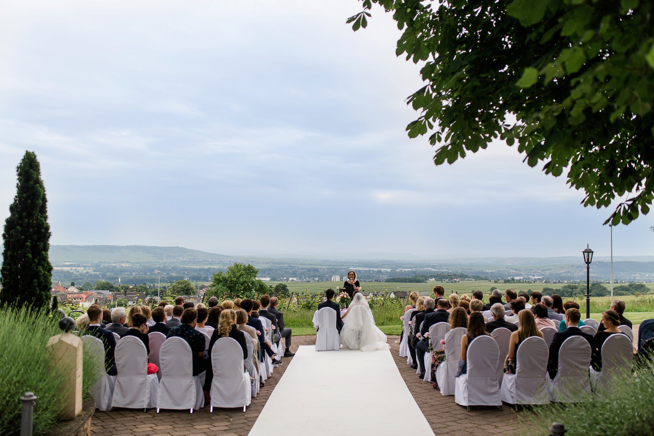 hochzeitsfotograf-rheingau-burg-schwarzenstein-freie-trauung-ausblick