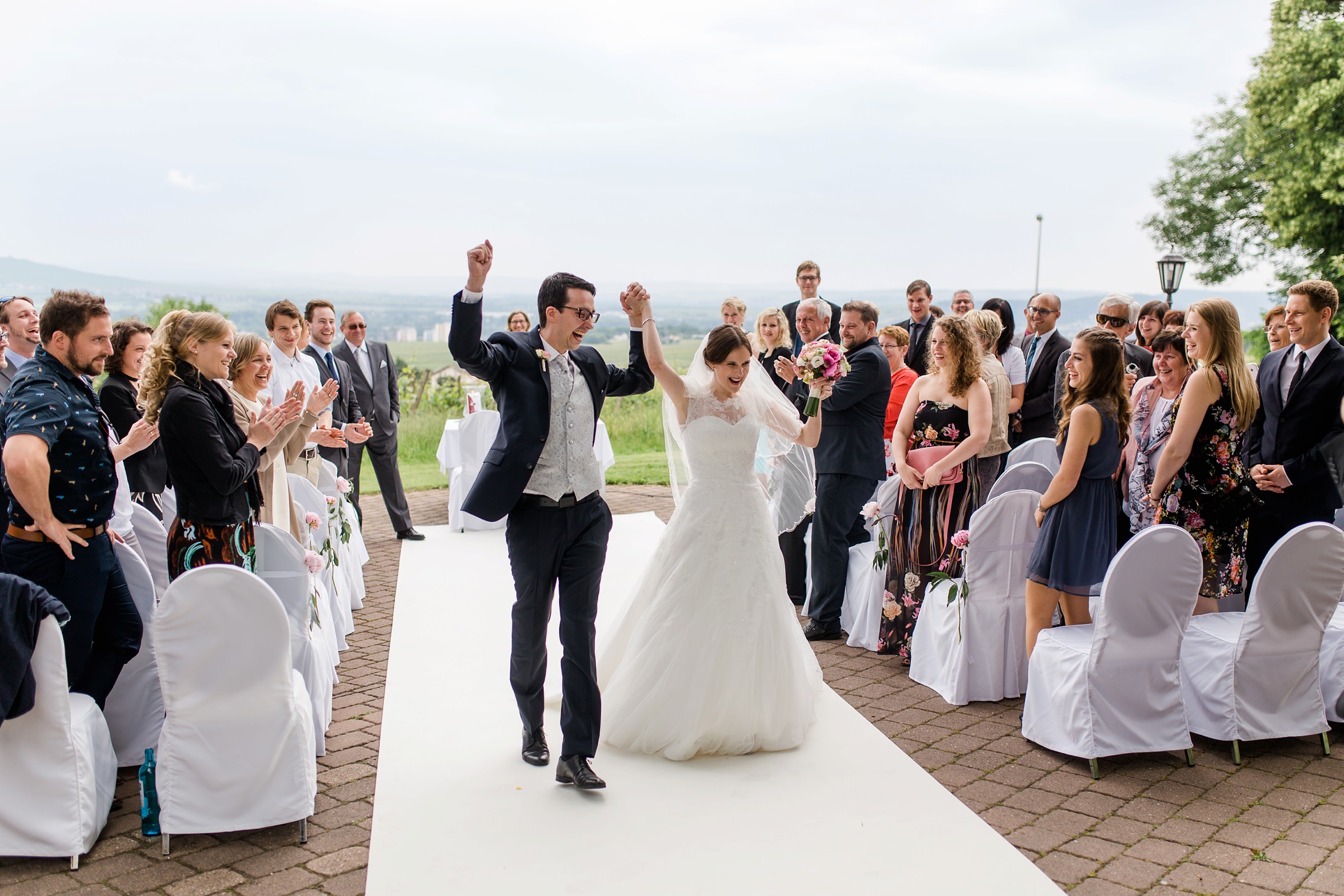 hochzeitsfotograf-rheingau-burg-schwarzenstein-freie-trauung-verheiratet-jubeln