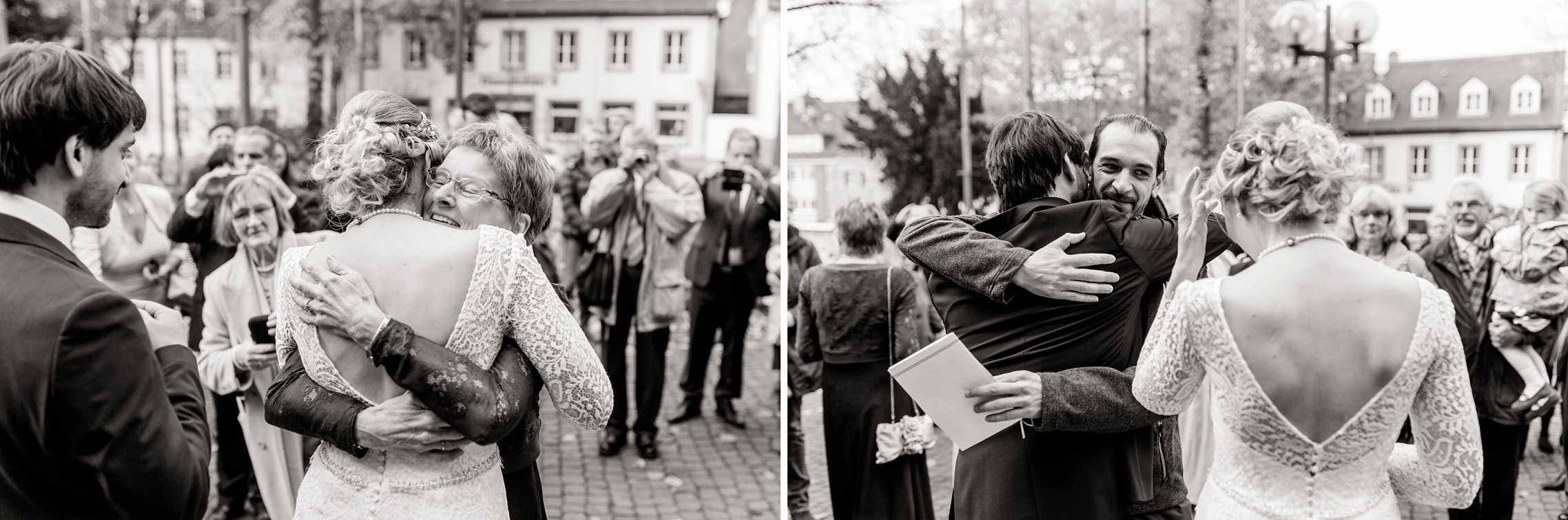 Emotionale Gratulationen der Familienmitglieder nach der Trauung in der Basilika in Werden