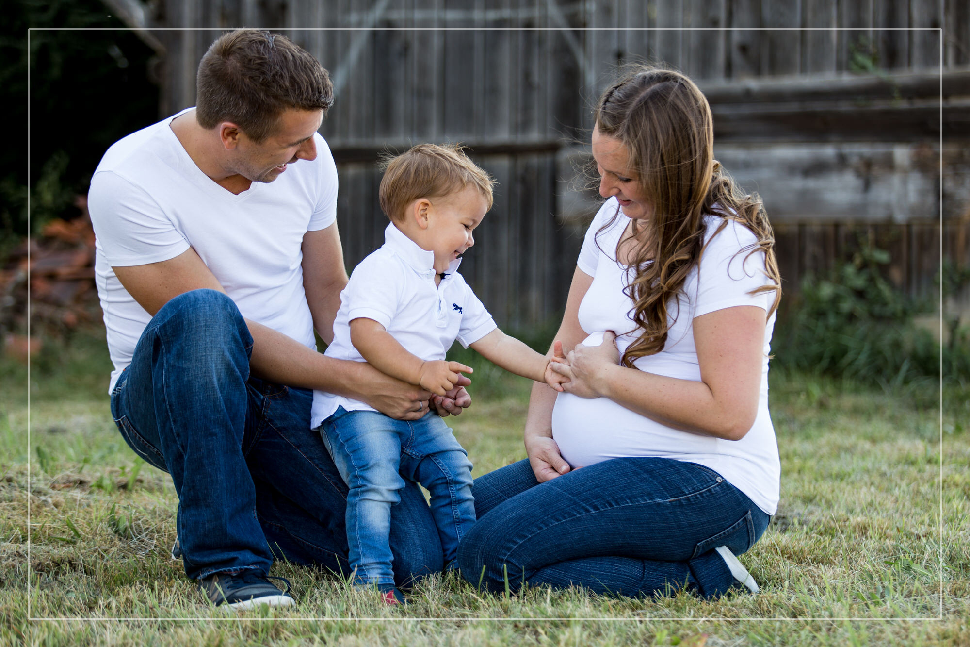 Familien-Shooting mit zwei schwangeren Müttern, zwei Kindern und zwei Väter