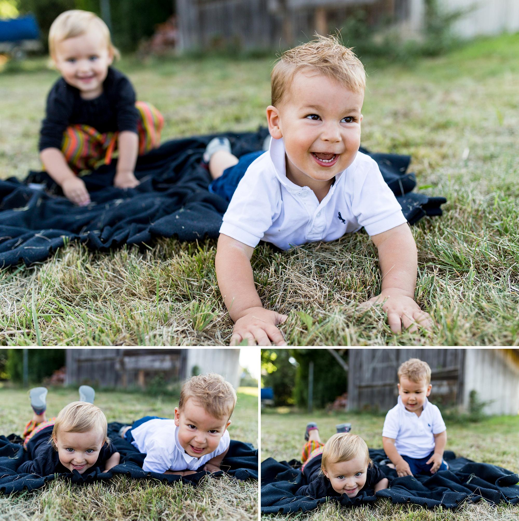 Kleinkinder haben Spass beim Familien-Shooting.