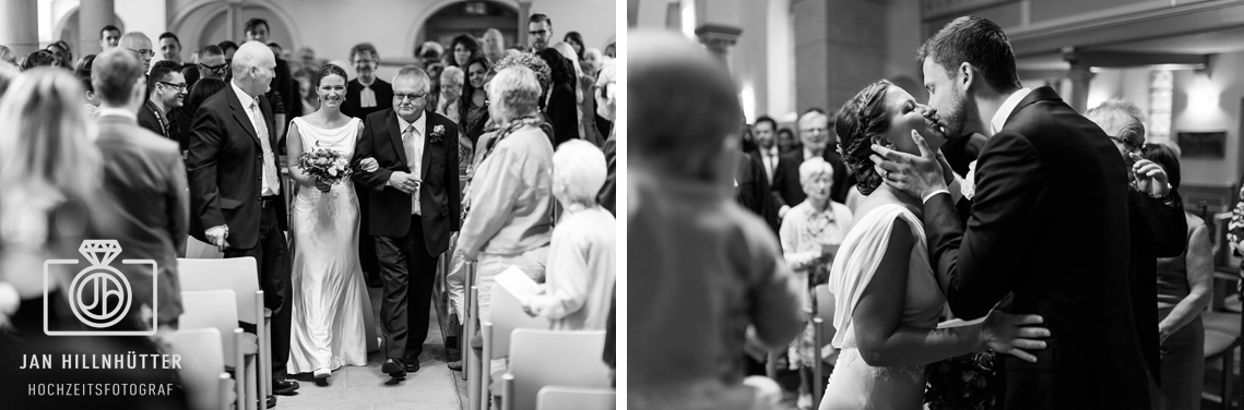 Brautvater führt seine Tochter zum Altar - Bräutigam empfängt sie mit einem innigen Kuss.