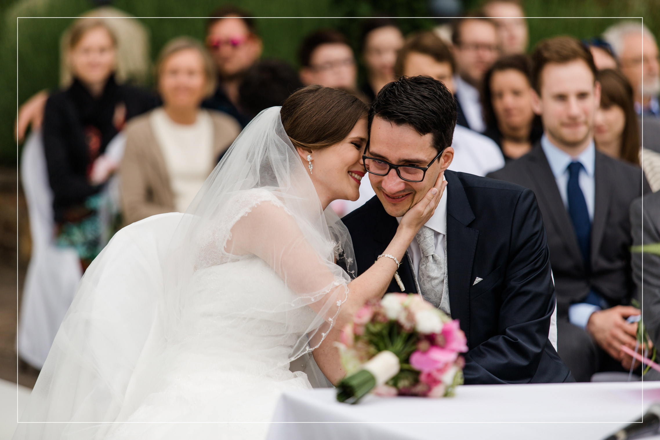Close-up sehr gerührtes Brautpaar bei freier Trauung
