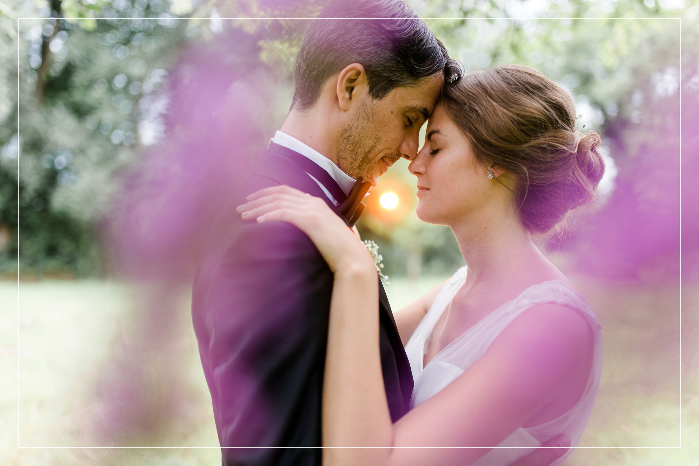 Romantisches Hochzeitspaar im Sonnenuntergang mit lila Blüten