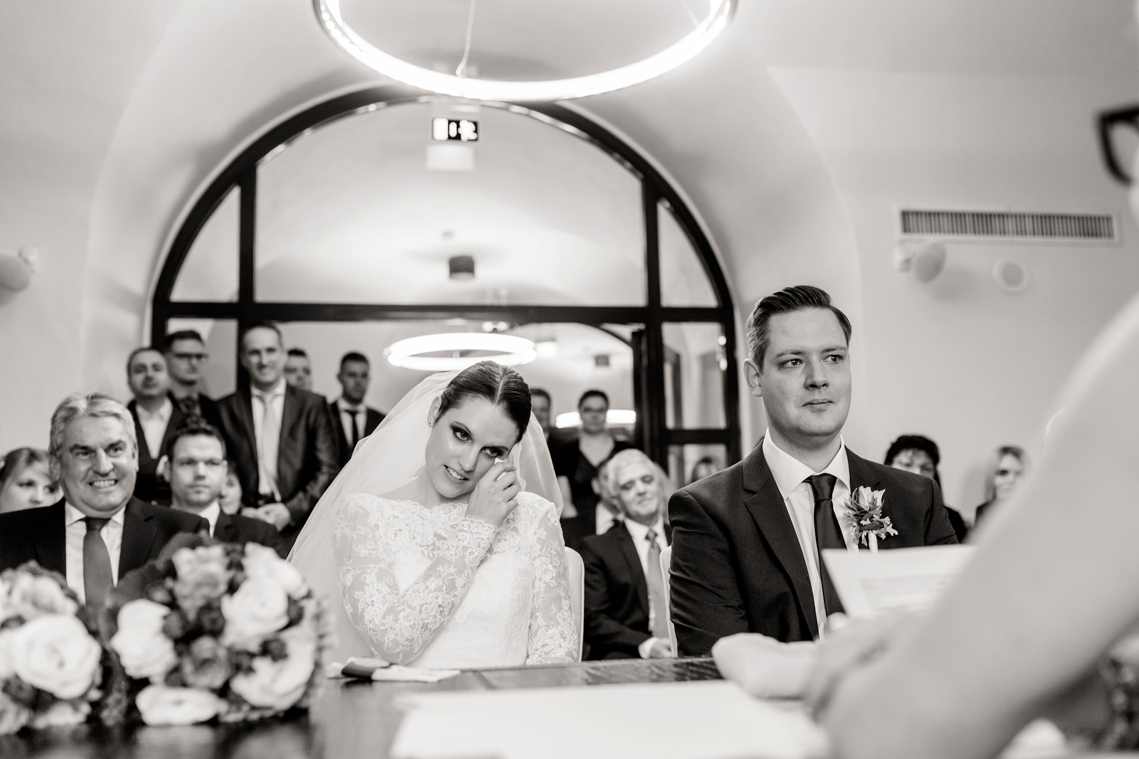 Braut tupft sich die Freudentränen im Standesamtzimmer im Hyatt in Mainz.