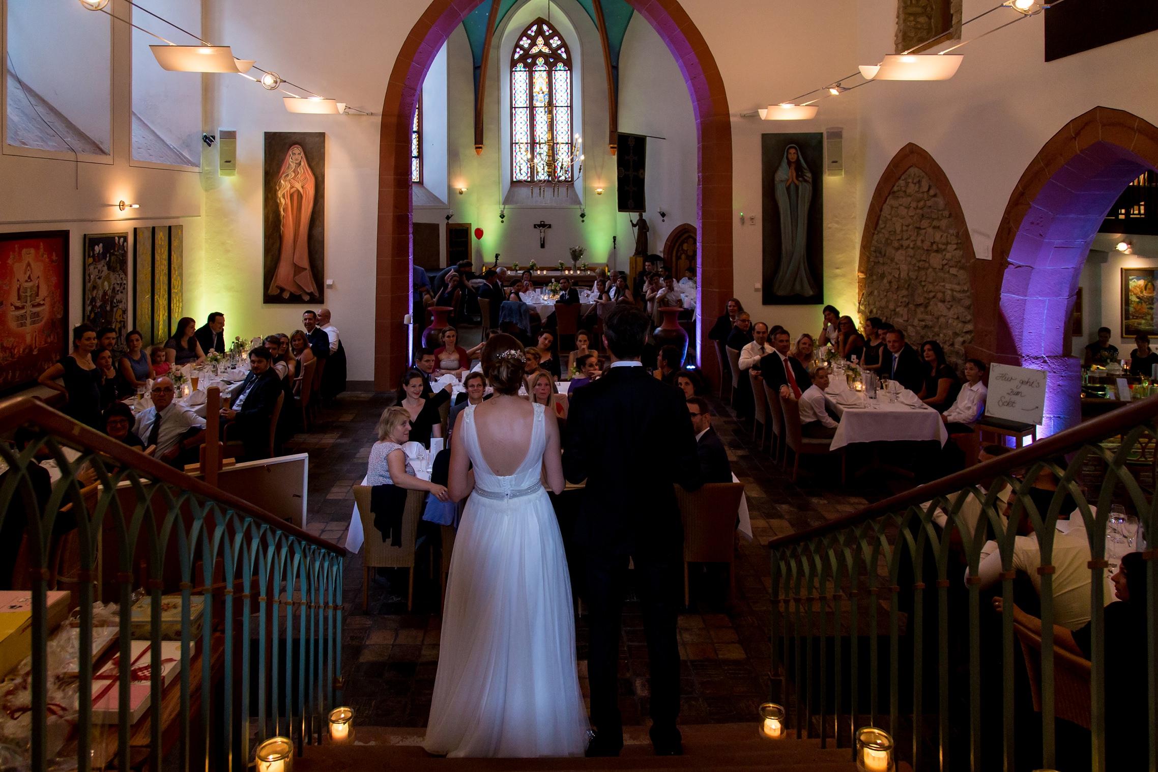 Hochzeitspaar begrüßt Gäste in Ulner Kapelle Weinheim