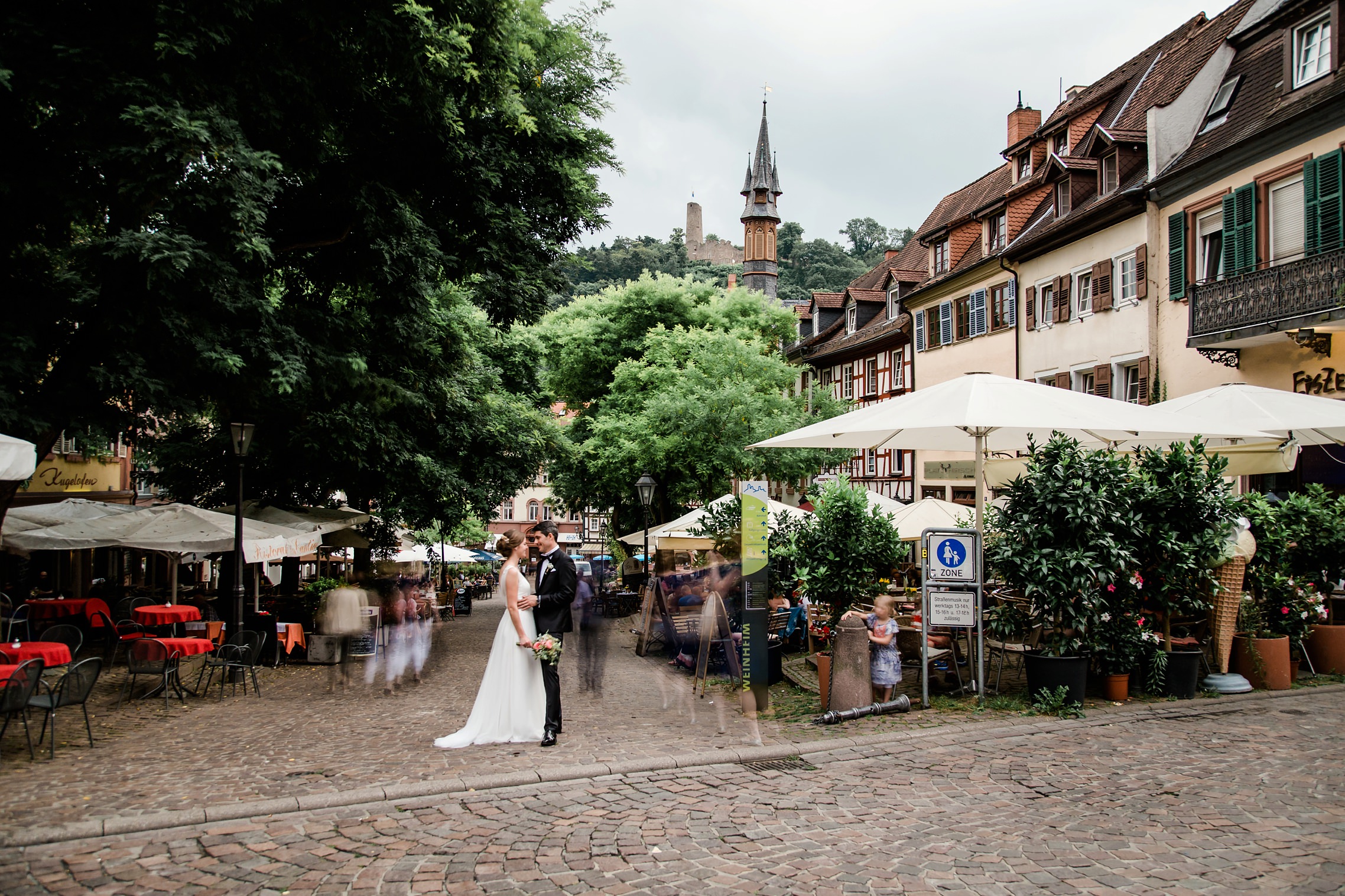 Langzeitbelichtung Marktplatz Weinheim mit Hochzeitspaar