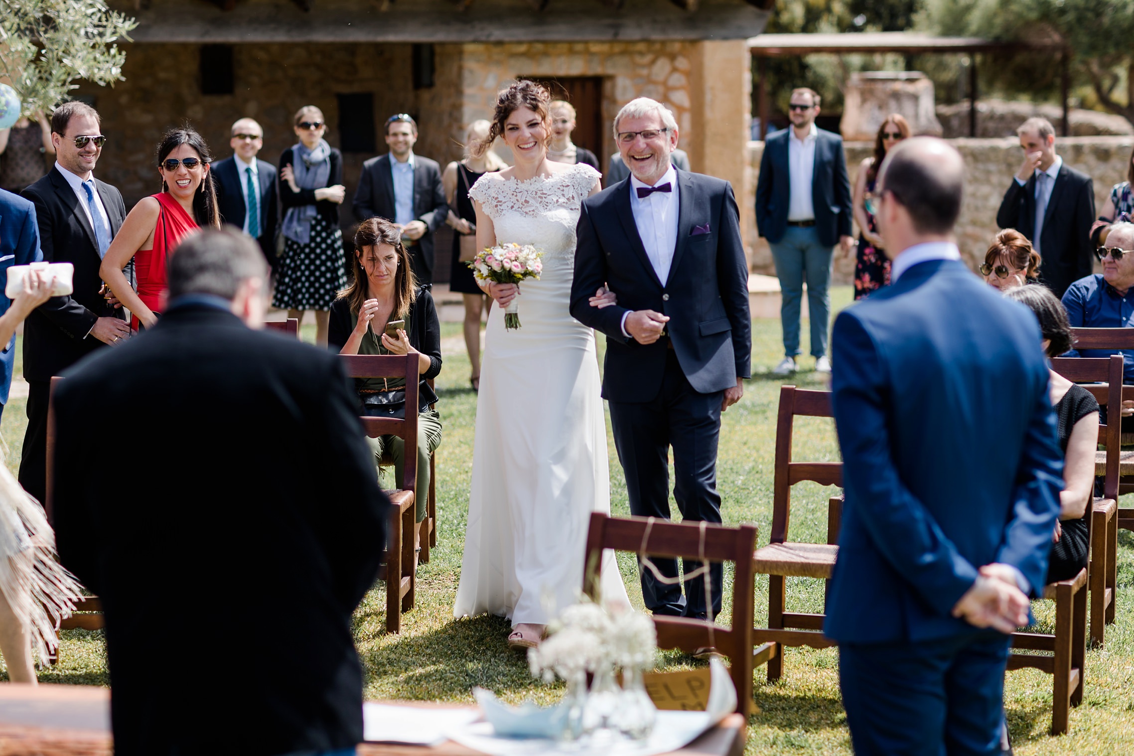 Der Brautvater führt auf der Finca-Hochzeit seine Tochter zur Trauung