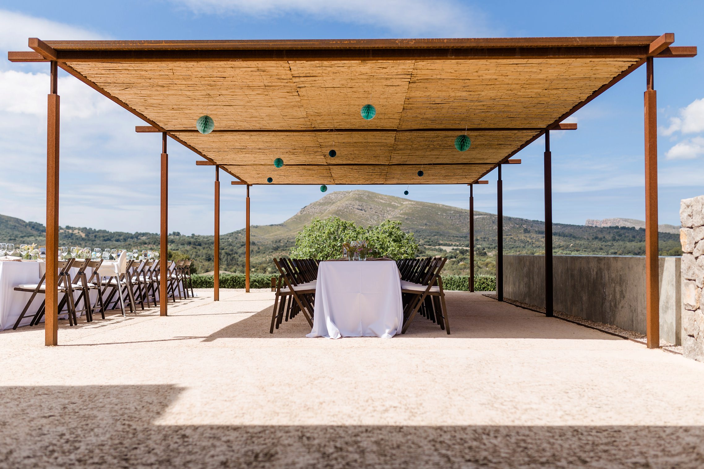 Der Essenstisch / die Festtafel auf der Finca-Hochzeit