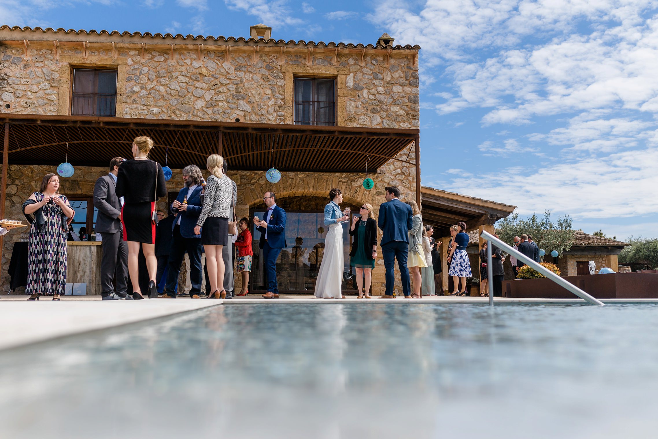 Braut und Gäste vor dem Infinity-Pool auf der Finca Sa Vinyassa auf Mallorca