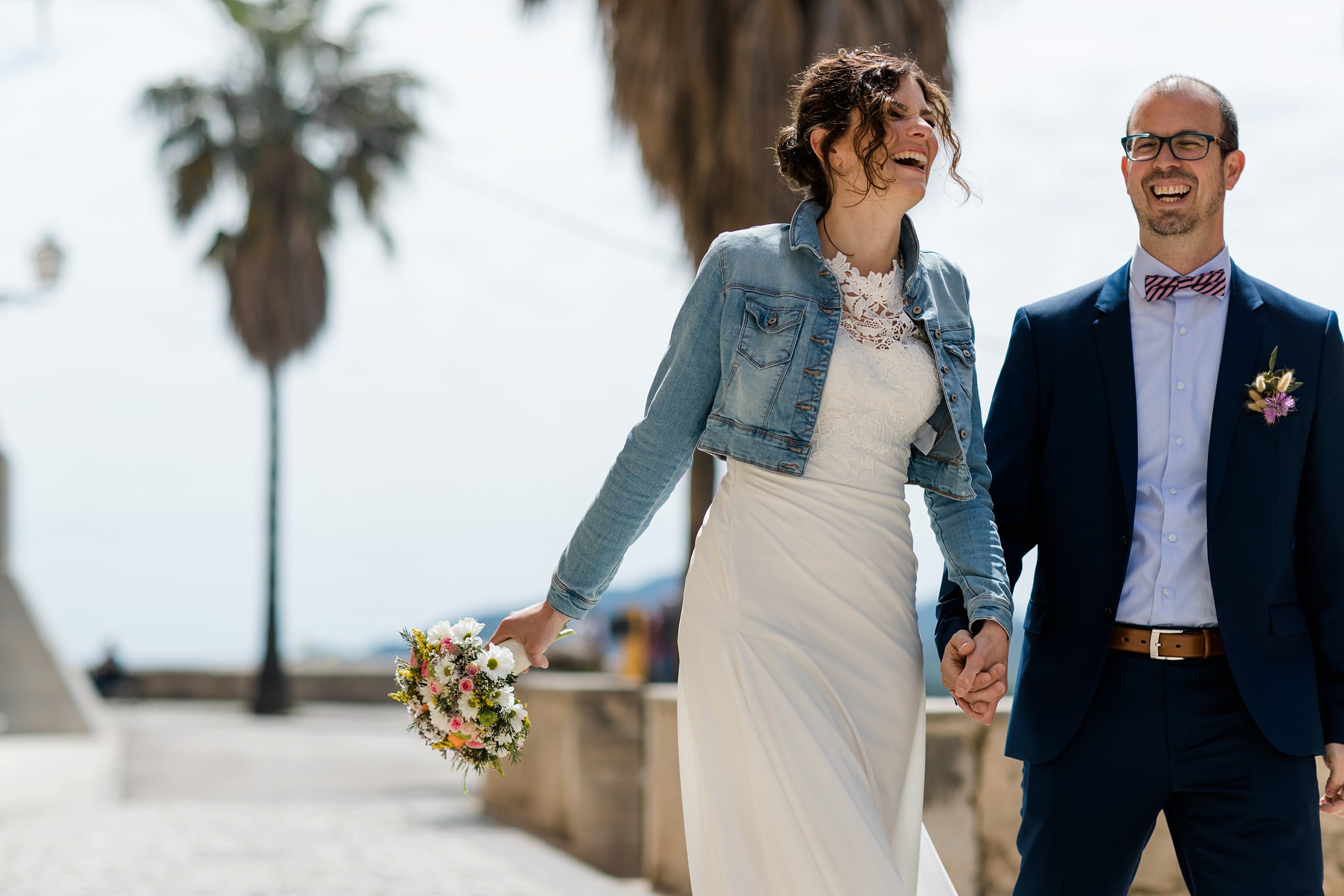 Lachendes Hochzeitspaar in Artá auf Mallorca