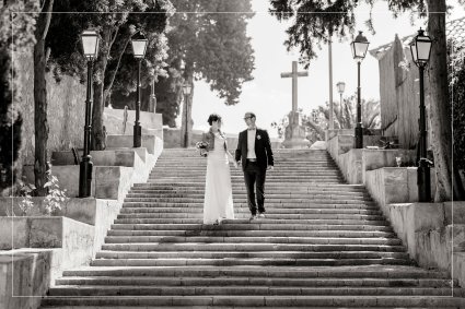 Hochzeitspaar schreitet Treppe in Arta auf Mallorca hinab