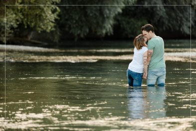 Verliebtes Paar steht im Rhein und küsst sich