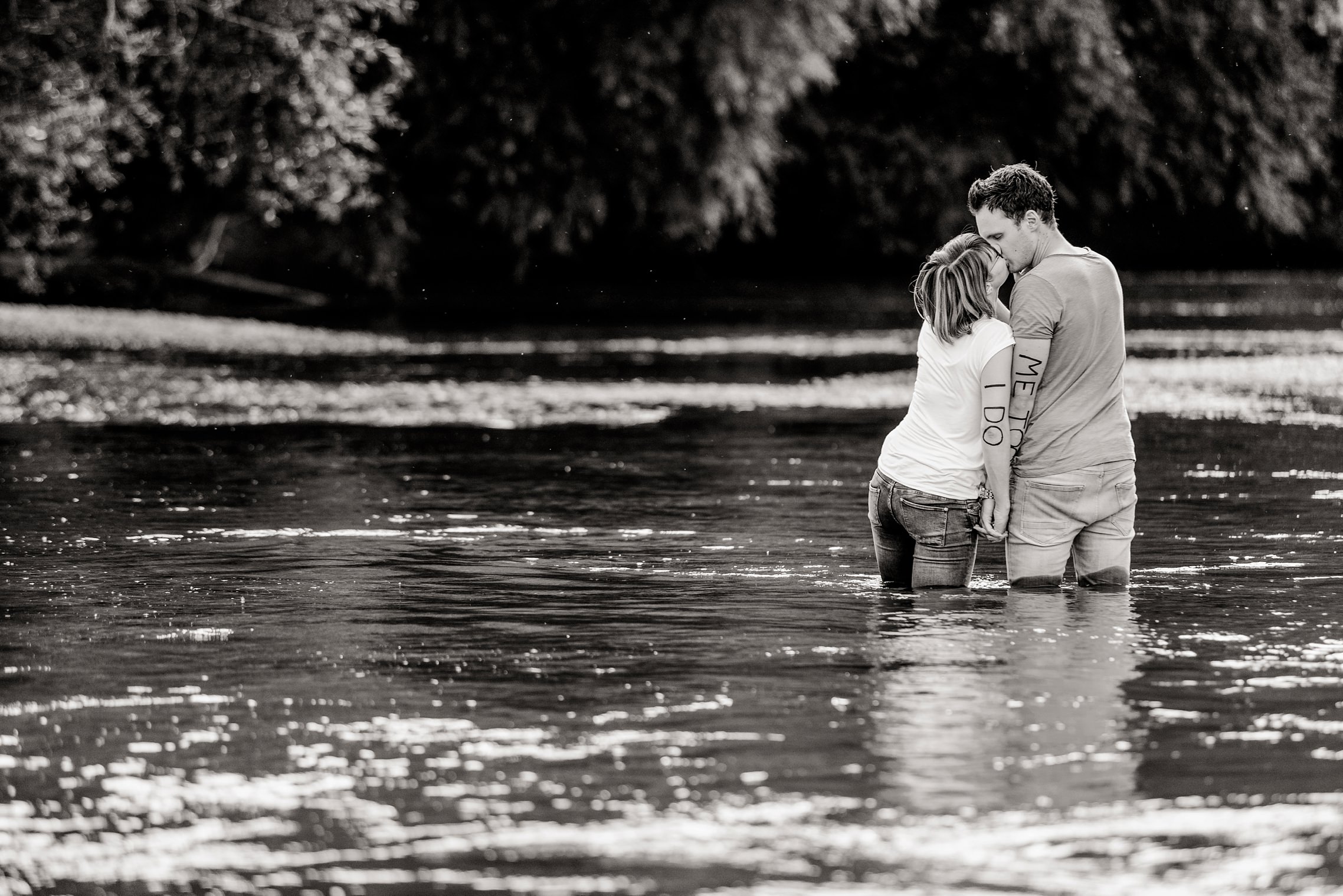 Romantische Pärchenfotos in schwarzweiss zum ersten Hochzeitstag an und im Rhein