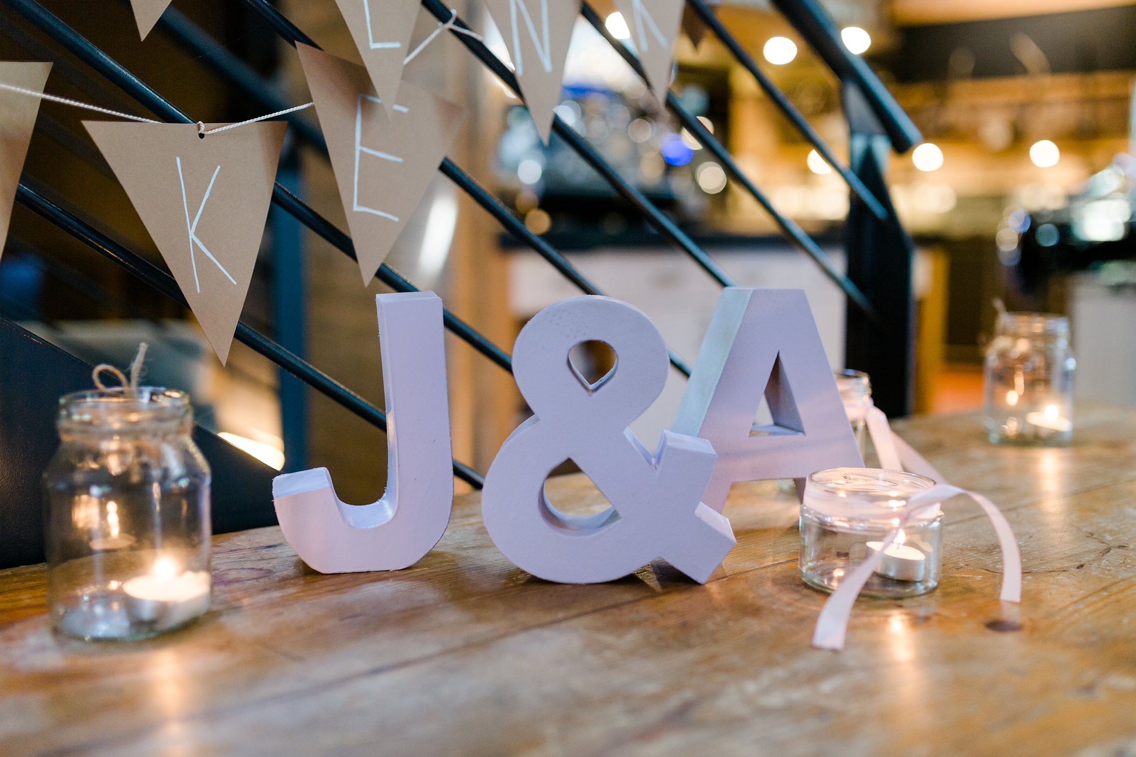 Die Initialen des Hochzeitspaares auf dem Geschenketisch im Grenzhof Heidelberg