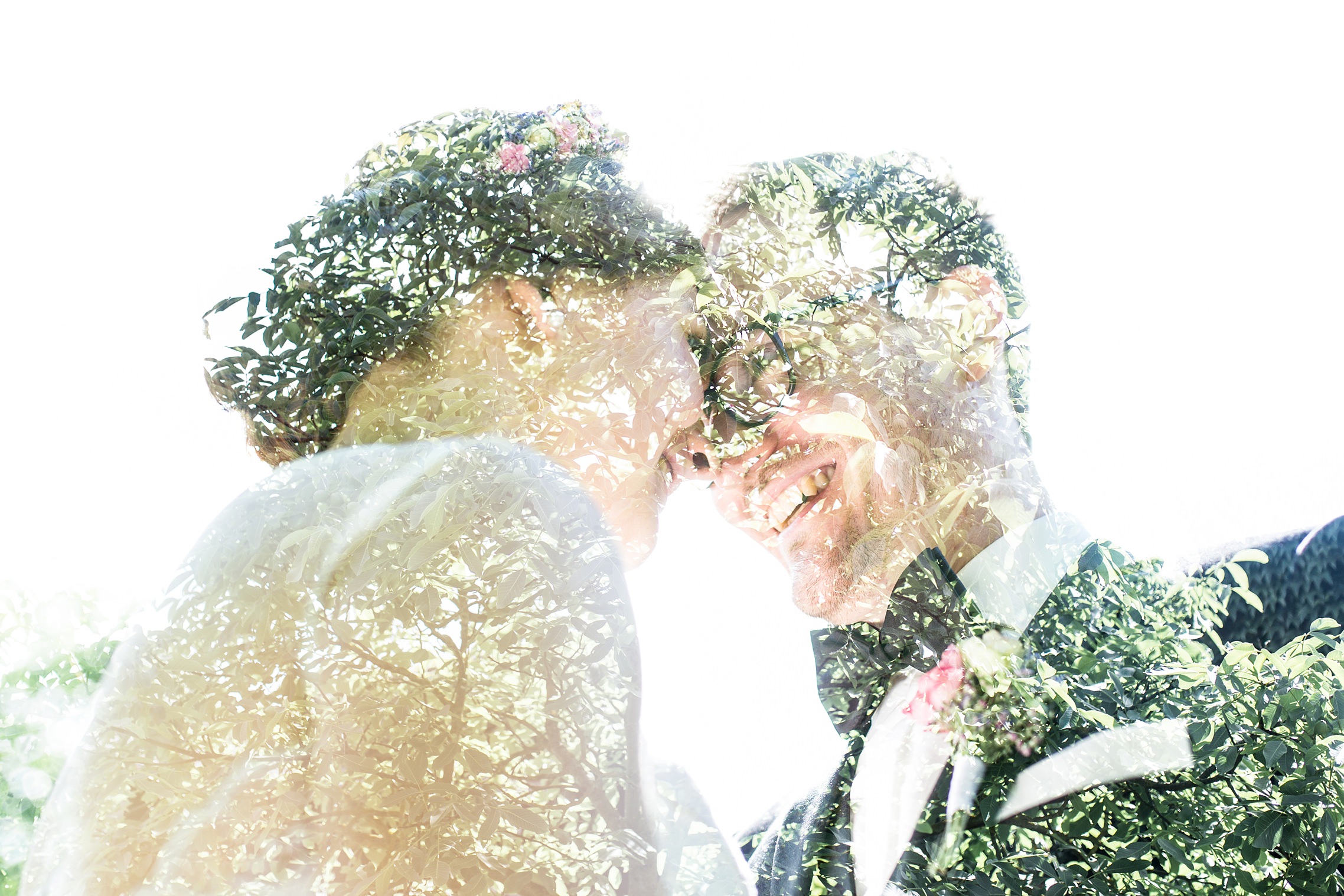Doppelbelichtungs-Bild mit dem Brautpaar - es sind die Köpfe zusammen mit einer Baumstruktur zu sehen