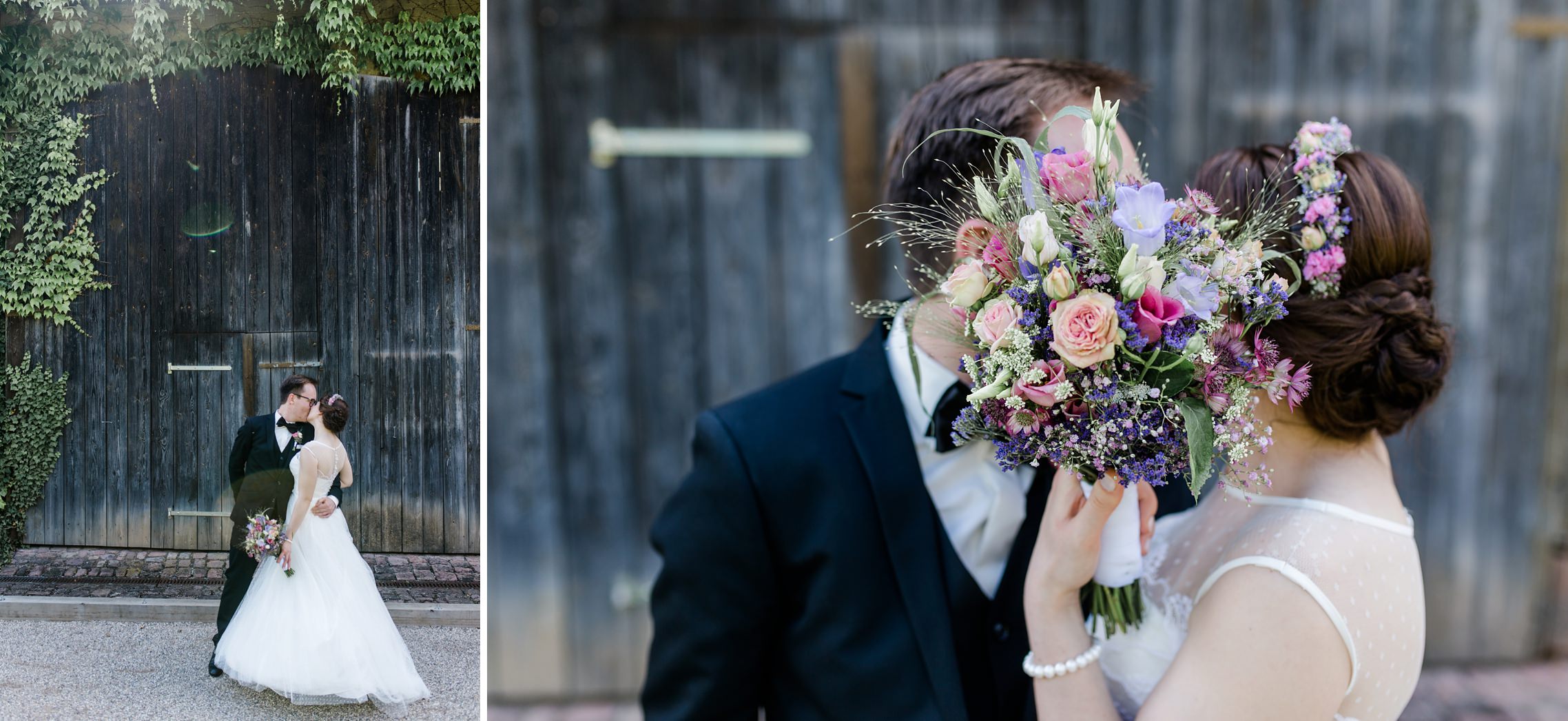 Das Hochzeitspaar knutscht vor einem verwitterten Holztor im Grenzhof Heidelberg