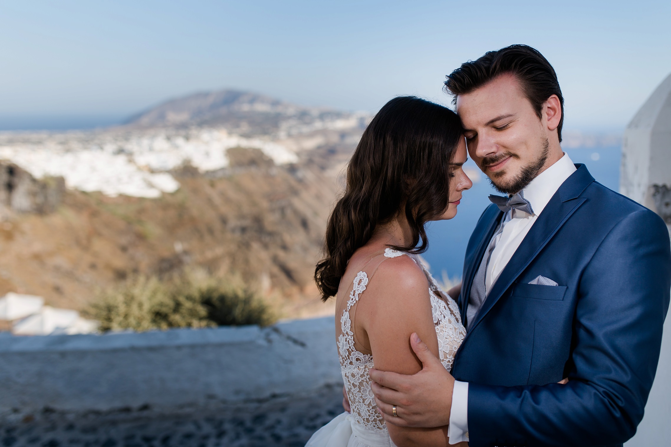 Hochzeitspaar beim After-Wedding-Shooting auf Santorini vor der Steilküste.