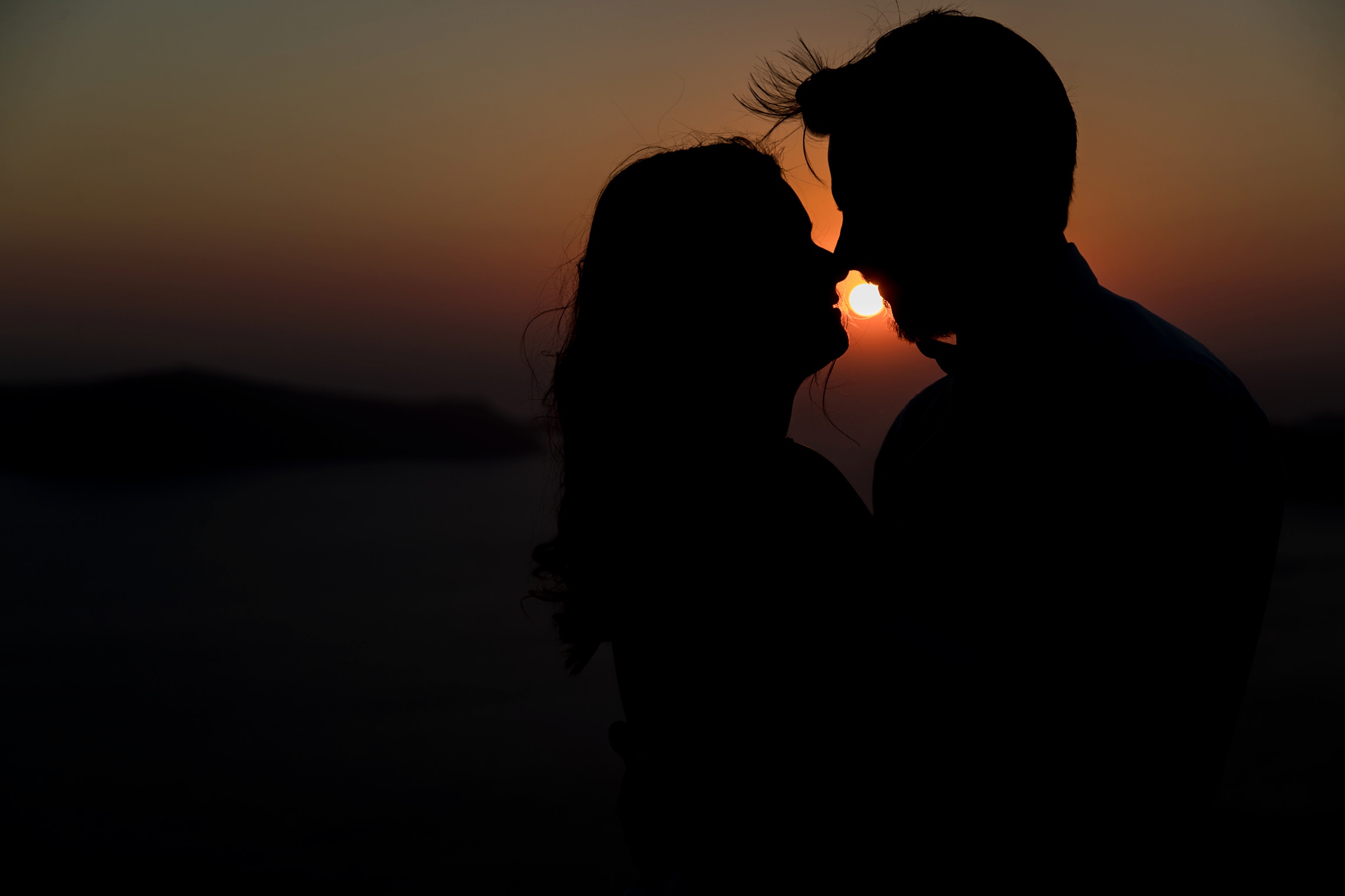 Silhouettenbild des Brautpaares auf Santorini beim Sonnenuntergang.