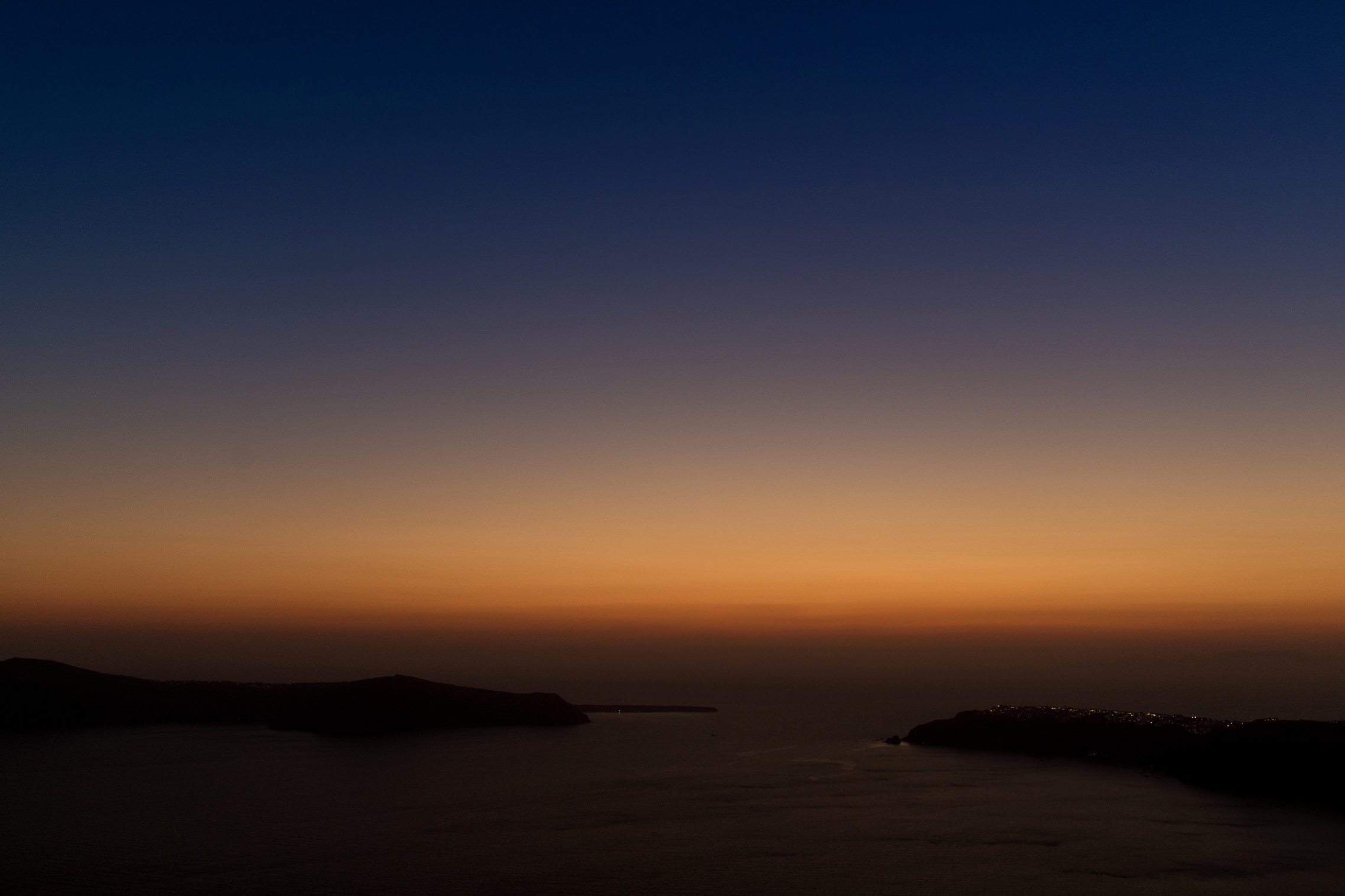 Kurz nach Sonnenuntergang - blaue Stunde auf Santorini.