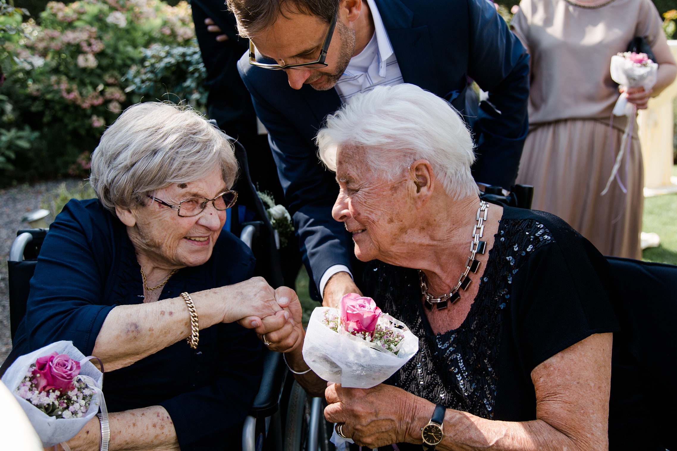 Die Großmütter des Hochzeitspaares treffen sich auf der Hochzeit zum ersten Mal und verstehen sich direkt sehr gut.