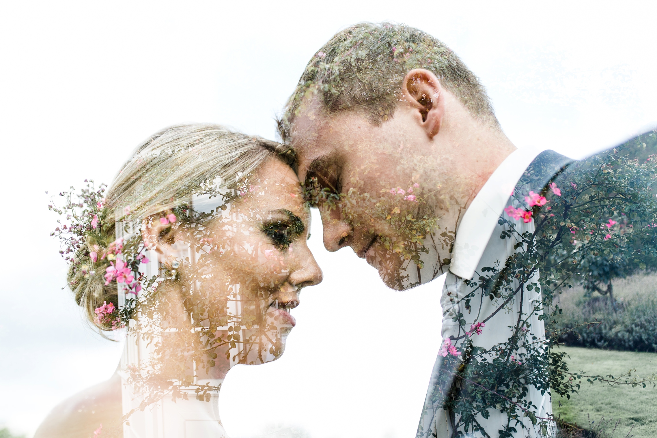 Doppelbelichtung des Hochzeitspaares: im Hintergrund sind der Pavillion und Pflanzen zu erkennen.