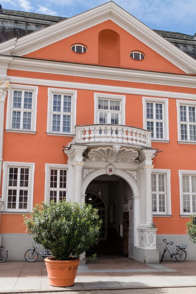 Eingang zum Standesamt in der Maximilianstraße in Speyer. Das historische Gebäude ist in einem markanten Orange-Ton gestrichen.