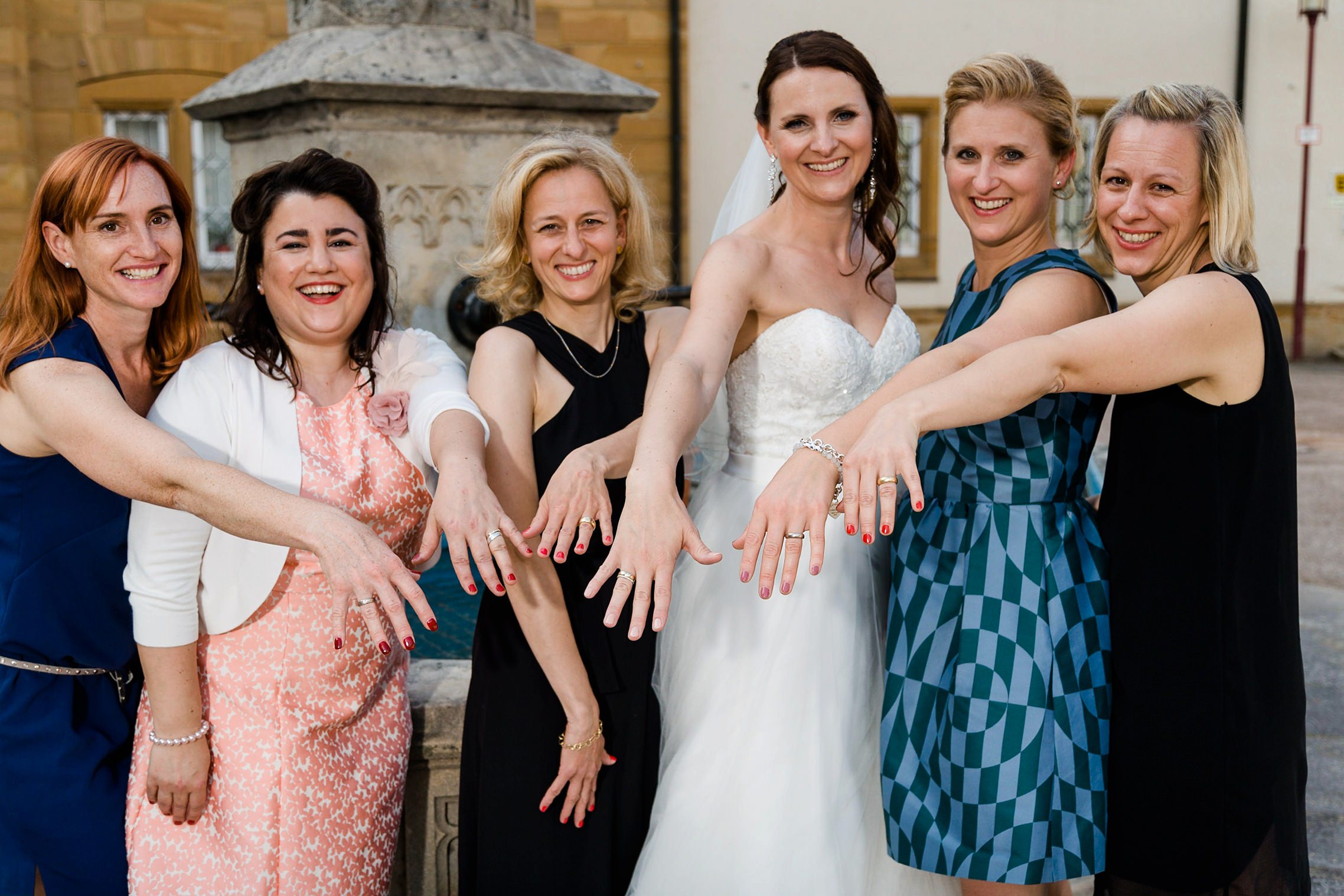 Lustiges Gruppenfoto Braut mit Freundinnen