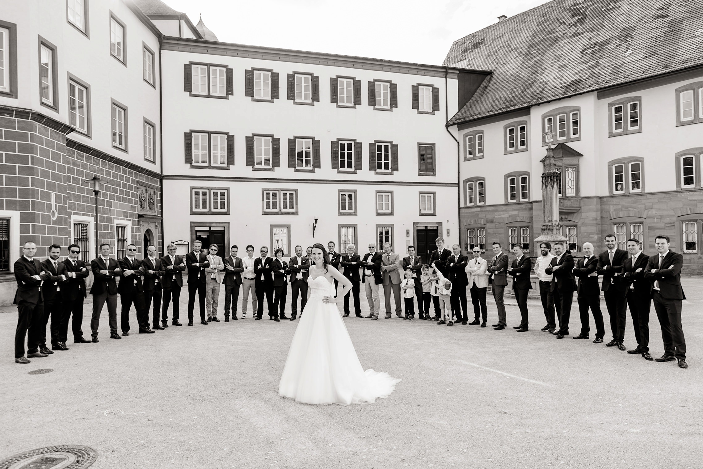 Braut posiert vor allen männlichen Gästen - Hochzeit im Schloß Donzdorf