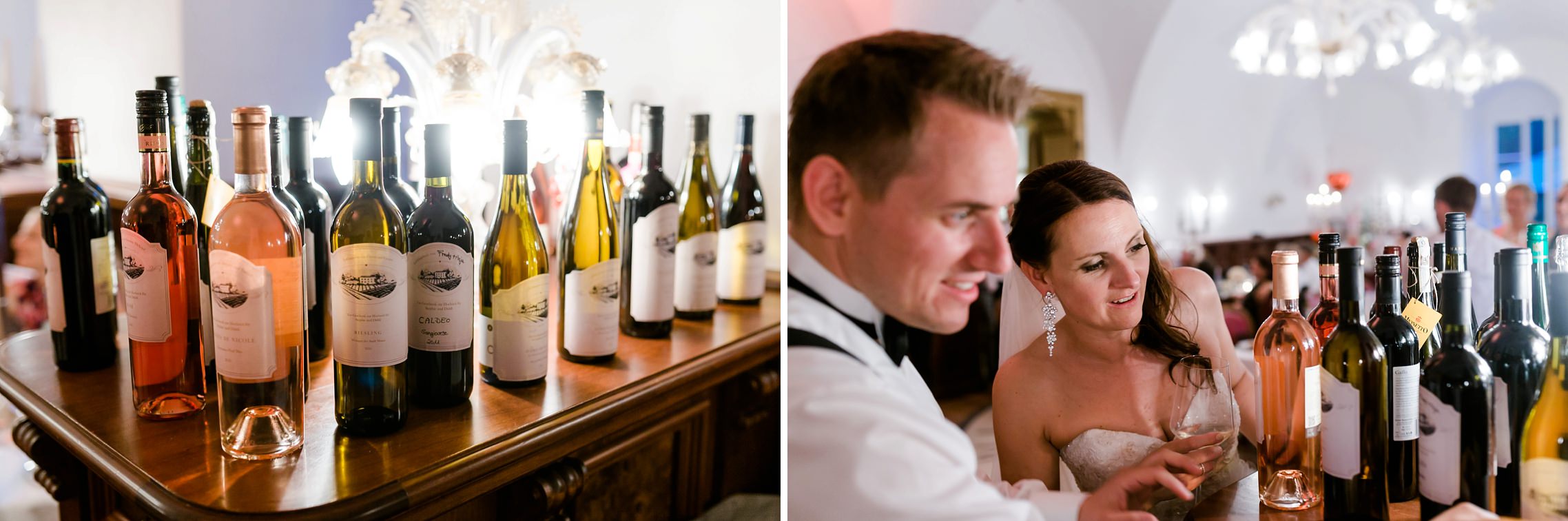 Hochzeitspaar begutachtet Weinflaschen-Gastgeschenke