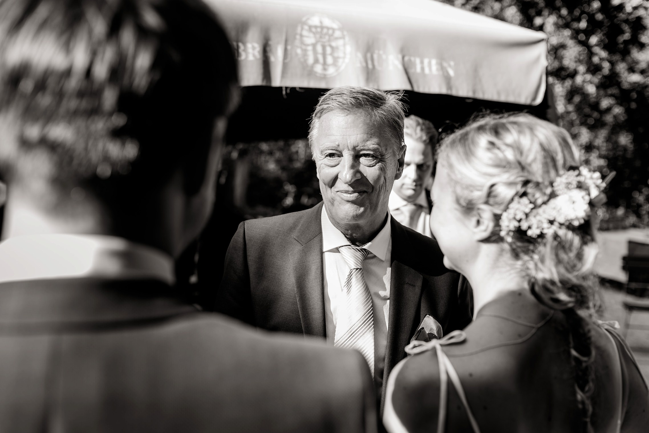 Stolzer Brautvater bei Hochzeit im Englischen Garten in München