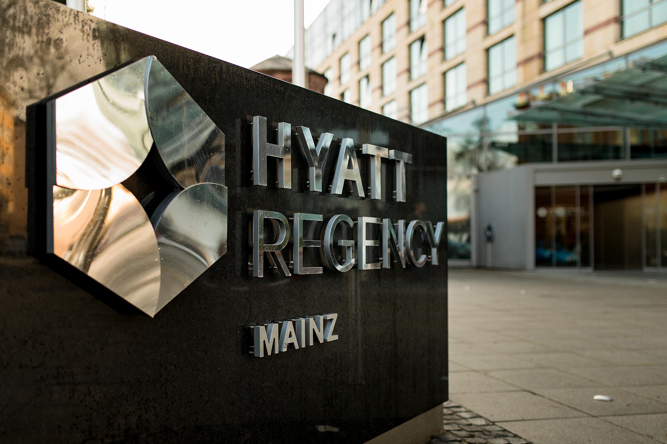 Eingangsschild Hyatt-Regency Hotel Mainz
