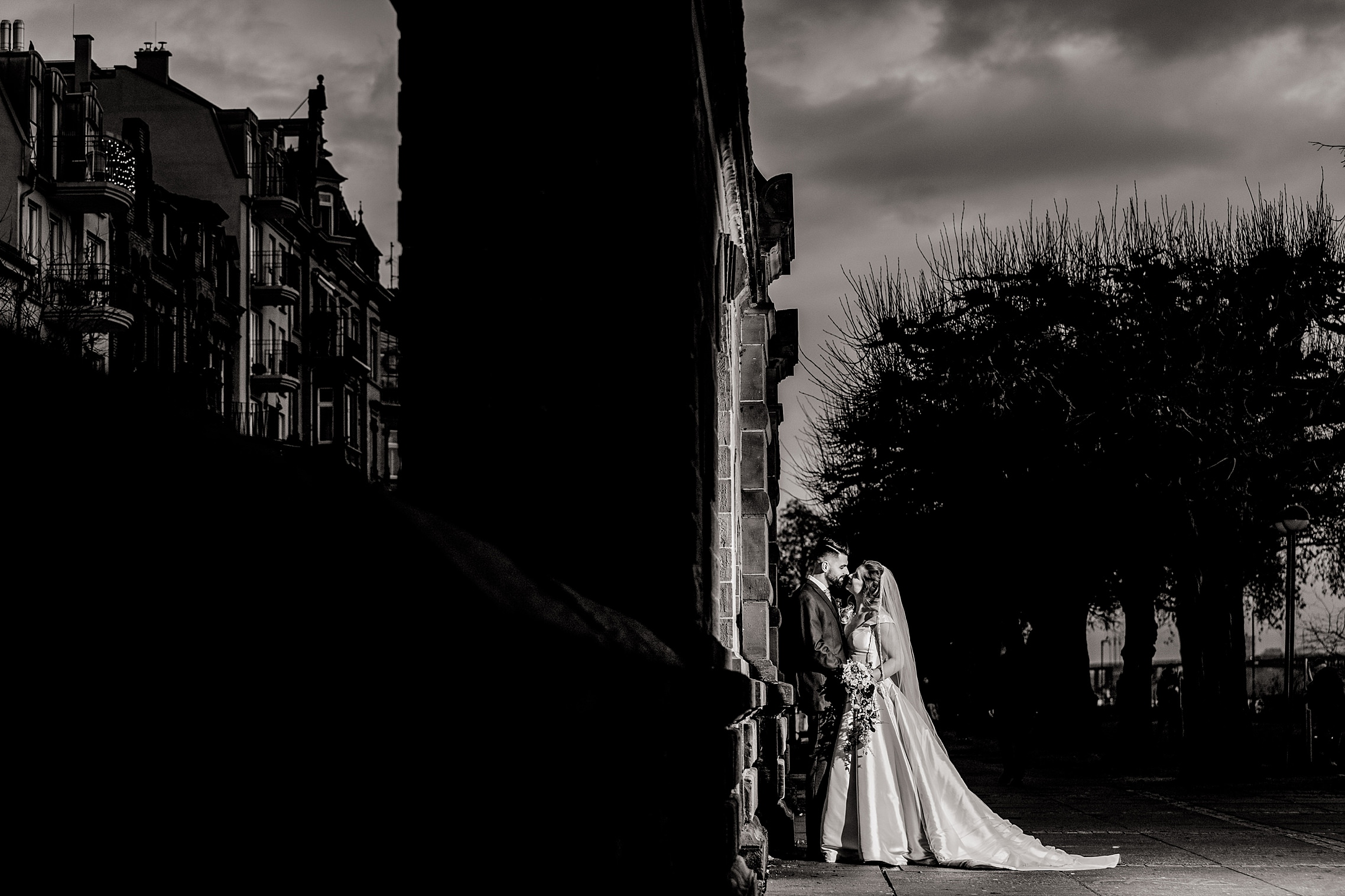 Spektakuläres SW-Bild Hochzeitspaar vor Stadtmauer