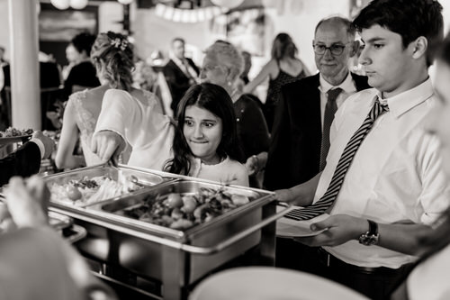 Mädchen am Hochzeitsbuffet hat Hunger